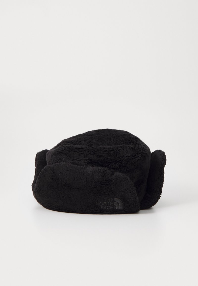 Sort plys hat med ørerflipper, rund krone, blød tekstur, med et lille logo på siden. Velegnet til koldt vejr.