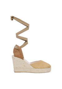 Zapato de cuña espadrille en suave ante color tostado con suela de yute trenzado y una correa de tela en espiral para el tobillo. Presenta detalles de tejido texturizado cerca del talón.
