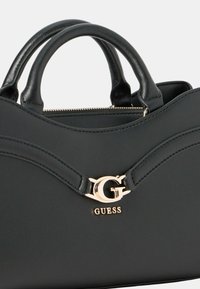 Borsa nera con doppi manici superiori, in pelle sintetica testurizzata, design curvo, hardware con logo dorato e chiusura con zip.