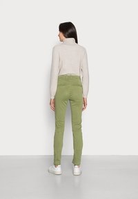 Marc O'Polo FRENCH POCKETS HIGH WAIST SLIM FIT REGULAR LENGTH - Chinos - blooming forest