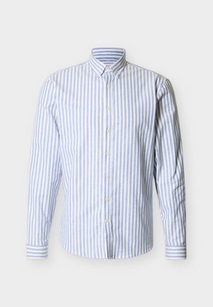 Vaaleansininen ja valkoinen pystysuora raidallinen pitkähihainen nappitaskupaita, jossa on kauluksen nappikiinnitys ja nappihihansuut.