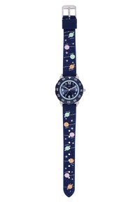 Kinderuhr mit einem navyblauen Silikonarmband, das bunte Planetendesigns zeigt. Runder Ziffernblatt mit großen weißen Zahlen und grünen Zeigern. Silbern. 