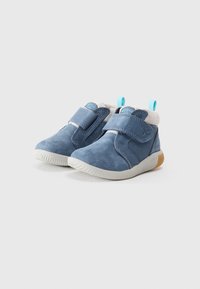 Blaue Wildleder-Kinder Schuhe mit einem Klettverschluss, weißer Gummisohle und einem strukturierten Innenfutter. Enthält eine kleine blaue Zuglasche für ein einfaches Anziehen.