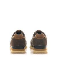 Zapatillas deportivas marrones que combinan ante y cuero, con un collar acolchado, logo en relieve y suela de goma.