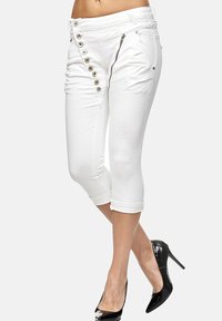 Elara CAPRI - Shorts vaqueros - weiß