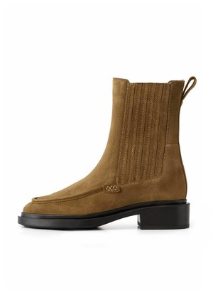 Bruine suede enkellaars met ribbelstructuur, een soepele, ronde neus en een lage blokhak. Voorzien van een aantrekstrip voor gemakkelijk aan- en uittrekken.