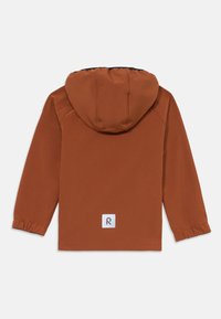 Brązowa kurtka z kapturem i elastycznymi mankietami, wykonana z miękkiego materiału. Posiada małą naszywkę z logo na dolnej części pleców oraz elegancki design.
