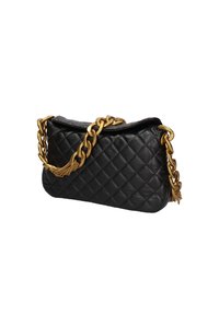 Borsa a tracolla nera in pelle trapuntata con una cinghia a catena dorata e dettagli con nappine. Forma rettangolare con una texture liscia.