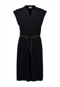 Schwarzes Kleid mit kurzen Ärmeln, V-Ausschnitt und tailliertem Schnitt, ausgestattet mit einem dekorativen metallischen Gürtel und aus glattem, leichtem Stoff.