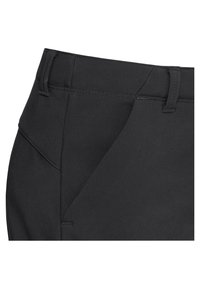 Nahaufnahme des Bundes einer schwarzen Hose mit Gürtelschlaufen und detaillierter Naht im Bereich der Seitentasche.