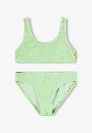 Set di bikini verde chiaro realizzato in tessuto strutturato, composto da un crop top con spalline larghe e slip coordinati con taglio a vita bassa.