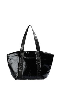 Geantă tote din piele patent neagră, cu două mânere lungi, având un buzunar frontal și curele cu logo în relief. Textură netedă și lucioasă.