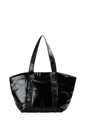 Bolso tote de charol negro con dos asas largas, que presenta un bolsillo frontal y correas con logotipo grabado. Textura lisa y brillante.