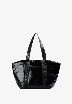 Borsa a tote in pelle patinata nera con due manici lunghi, caratterizzata da una tasca frontale e finiture con logo in rilievo. Texture liscia e lucida.