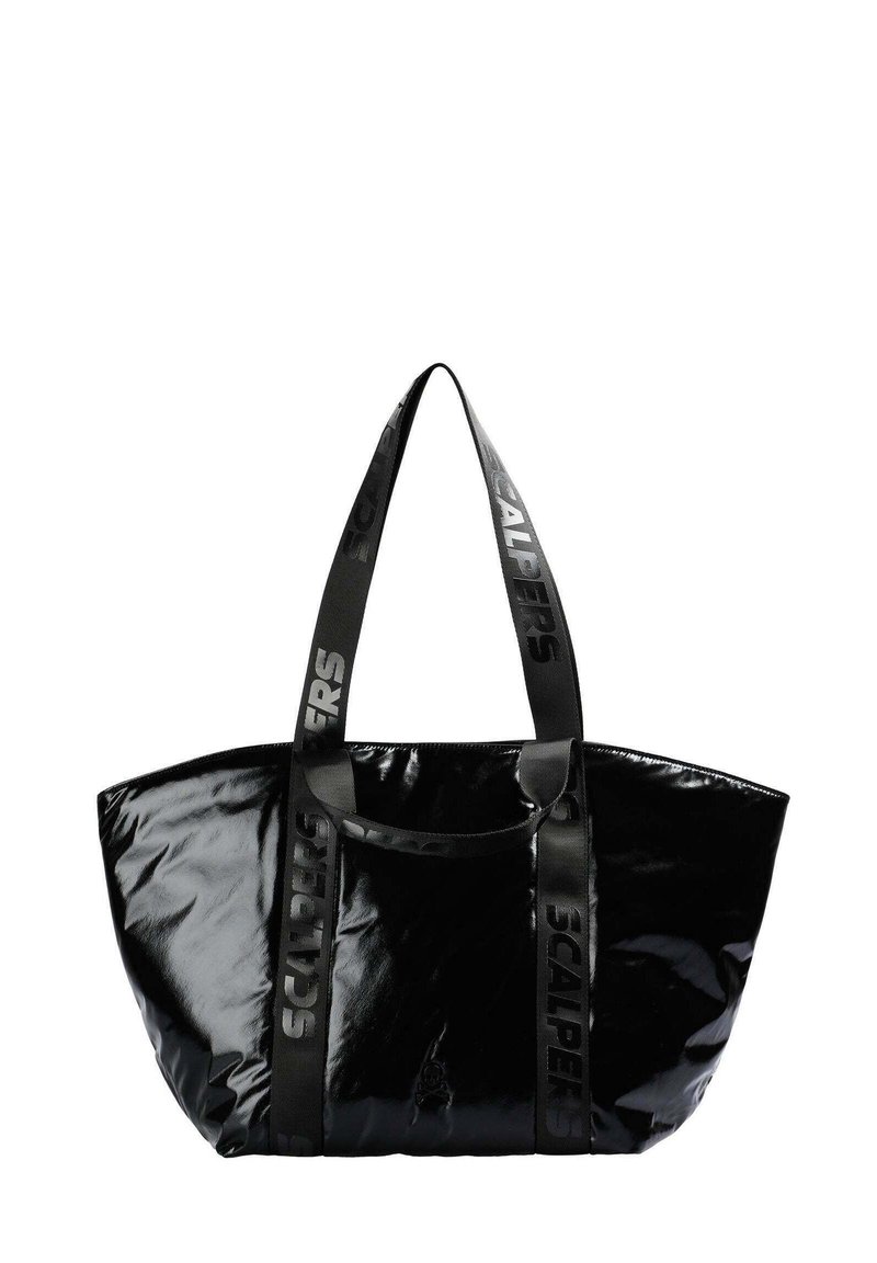 Geantă tote din piele patent neagră, cu două mânere lungi, având un buzunar frontal și curele cu logo în relief. Textură netedă și lucioasă.