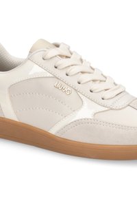 Beige és fehér sneaker világosbarna talppal, fűzős elülső résszel, steppelt varrással és a "LIU·JO" fém logóval az oldalon.