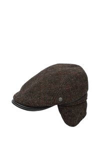 Ruskea tweed-hattu, jossa on herringbone-kuvio, rouva on kaareva lippa ja korvaläpät. Korostettu mustalla reunuksella ja koristeellisella metallinapilla.
