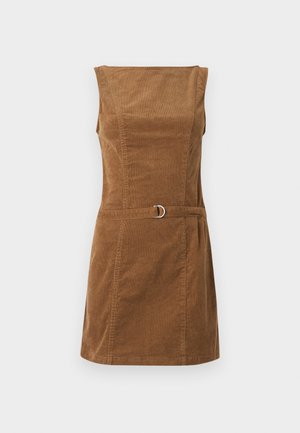 Vestido de pana marrón con escote cuadrado, diseño sin mangas, corpiño ajustado y un cinturón con un detalle de herraje circular plateado.