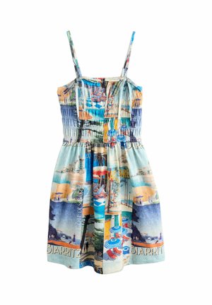 Ærmeløs sommerkjole med tynde stropper, smocket krop og farverigt tryk af kystby med strandscener og parasoller.
