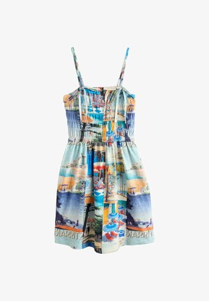 Robe d'été sans manches avec fines bretelles, corsage froncé, et imprimé coloré de ville côtière mettant en scène des plages et des parasols.