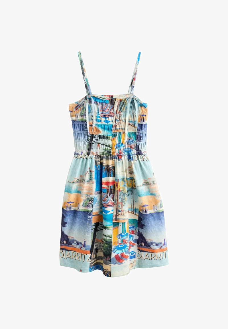 Robe d'été sans manches avec fines bretelles, corsage froncé, et imprimé coloré de ville côtière mettant en scène des plages et des parasols.