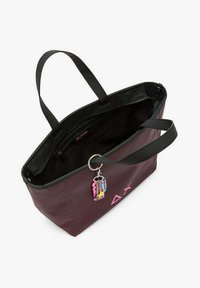 Borsa a tracolla in finta pelle bordeaux scuro con manici neri, caratterizzata da grafiche rosa e un portachiavi colorato attaccato. L'interno è dotato di una tasca con zip.