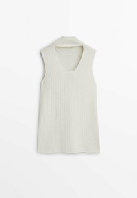 Haut sans manches de couleur beige clair avec un col haut côtelé, tissu texturé et décolleté large, présentant une coupe décontractée et un ourlet droit.