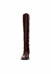 Botte en cuir bordeaux hauteur genou avec un bout pointu, finition lisse et un détail de couture subtil sur l'avant et l'arrière.