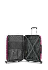 Maleta rígida en fucsia con un acabado texturizado. El interior cuenta con un forro gris, un bolsillo con cremallera y correas cruzadas para asegurar los objetos.