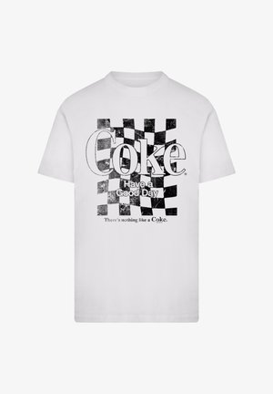 Weißes Baumwoll-T-Shirt mit einem schwarz-grauen Schachbrettmuster und dem Text "Coke" sowie "Have a Good Day" in fetter Schrift.