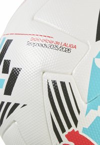 Hvid fodbold med tekstureret overflade, med sorte og aqua blå accenter, samt rød tekst "Balón oficial de LALIGA Temporada 2025/2026."