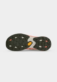 Semelle d'une chaussure de sport avec un motif texturé noir et un logo Vibram jaune au centre sur une base blanche et corail.