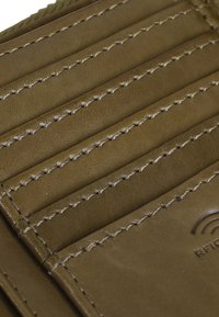 Olivnozeleni usnjeni denarnica z več prostori za kartice, vidnim šivom in v notranjosti odtisnjeno RFID logo. Gladka tekstura.