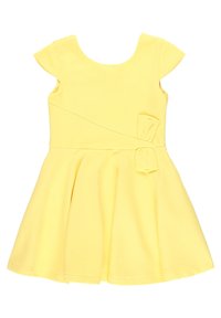 Żółta sukienka z krótkimi rękawami typu cap, fakturowana tkanina, sylwetka w kształcie litery A i detal w postaci kokardy z boku. Prosty okrągły dekolt i rozkloszowany dół.
