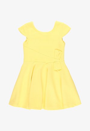 Vestido amarillo con mangas cortas tipo manga de murciélago, tejido texturizado, silueta en A y detalle de lazo en el lateral. Cuello redondo simple y falda acampanada.