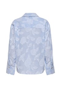Chemise manches longues bleu clair avec motif floral blanc et fines rayures verticales, vue de dos, avec poignets boutonnés et col.