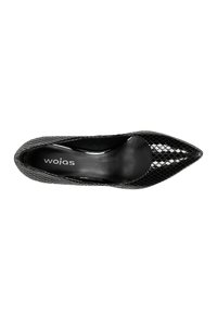 Scarpa nera a punta realizzata in materiale mesh testurizzato, con un interno in pelle liscia e logo impresso sulla soletta.