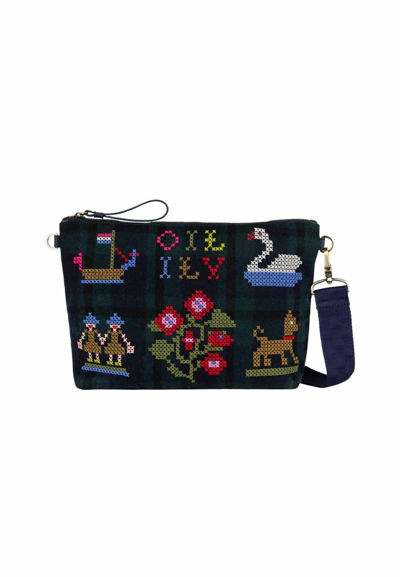 Sac à motif tartan de couleur vert foncé, orné de broderies colorées : un cygne, un motif floral et deux personnages, avec une bandoulière amovible.