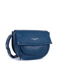 Borsa in pelle blu con design a patta curva, tracolla regolabile e dettagli in metallo argentato. Logo frontale: "LANCASTER PARIS."