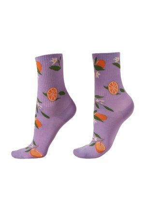 Lila Crew-Socken, verziert mit ganzen Orangen, Orangenscheiben, grünen Blättern und weißen Blumen auf allen Seiten.