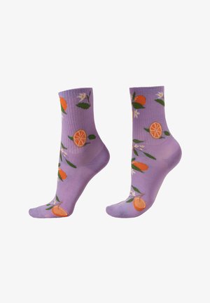 Calcetines cortos morados decorados con naranjas enteras, rodajas de naranja, hojas verdes y flores blancas por todos lados.