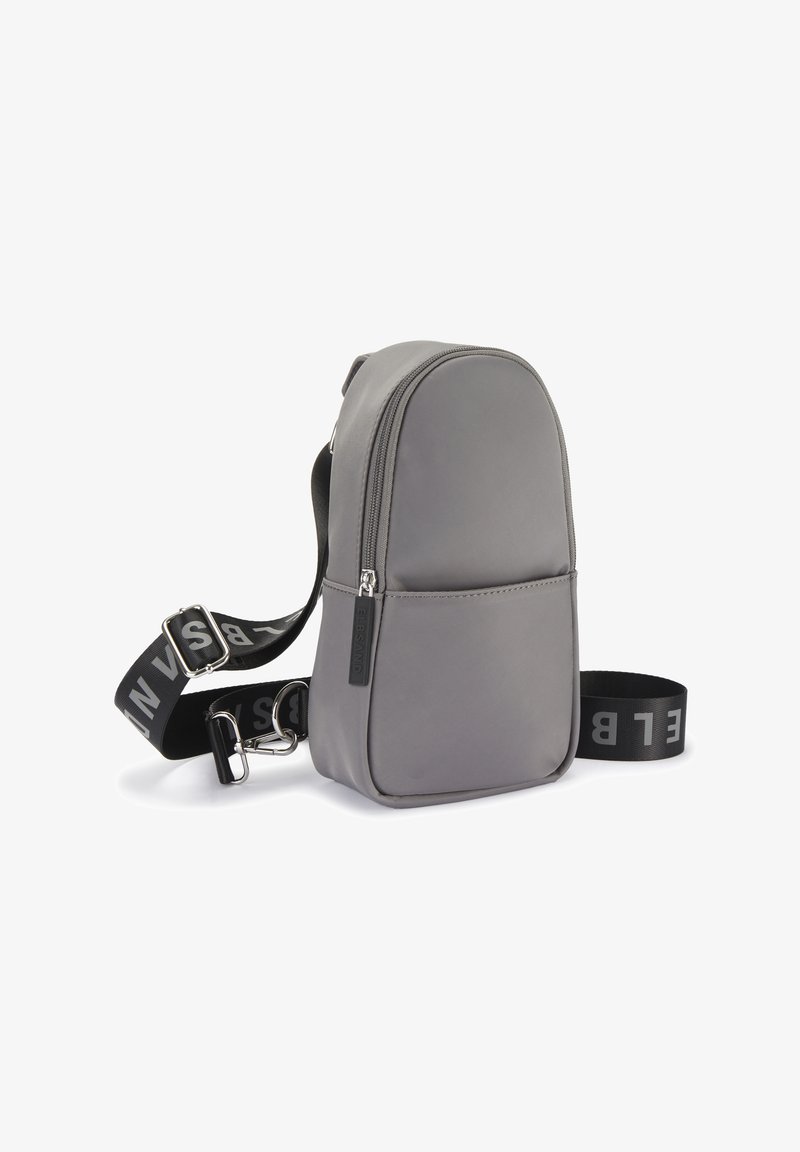 Graue Nylon-Crossbody-Tasche mit abgerundetem Oberteil, Reißverschluss, Fronttasche und verstellbarem Gurt mit auffälligem Logo-Design.