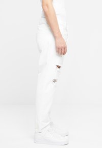2Y Premium BOYFRIEND  - Avar lõikega teksad - white