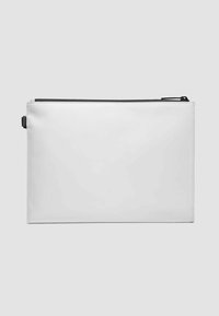 Borsa bianca con superficie liscia e design minimalista; presenta una cerniera nera lungo la parte superiore e un anello laterale per un facile trasporto.