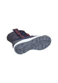 Bota azul marino con parte superior acolchada y detalles en naranja. Suela de goma gris gruesa con un patrón de tracción texturizado para un mejor agarre. Detalle de correa etiquetada.