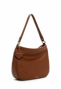 Borsa a tracolla in pelle marrone con finitura texturizzata, tracolla singola e un'etichetta a forma di cuore con il nome "Emily & Noah".