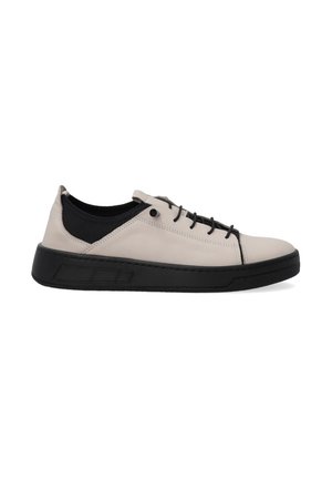 Jasnoszare skórzane sneakersy z czarnymi akcentami, charakteryzujące się niskim profilem, okrągłym noskiem i płaską gumową podeszwą. Czarne sznurówki z minimalnym wyposażeniem.