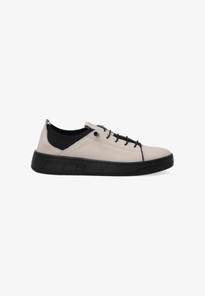 Hellgraue Leder-Sneaker mit schwarzen Akzenten, mit niedrigem Profil, runder Zehenform und flacher Gummisohle. Schwarze Schnürsenkel mit minimaler Hardware.