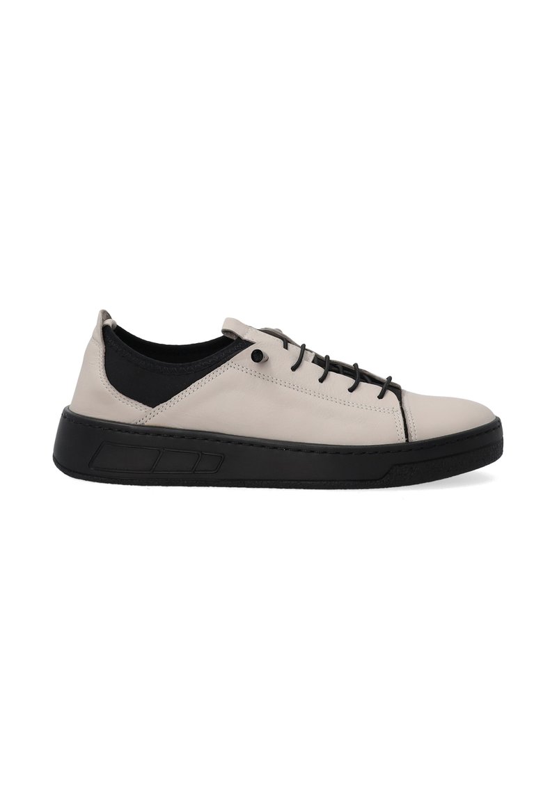 Hellgraue Leder-Sneaker mit schwarzen Akzenten, mit niedrigem Profil, runder Zehenform und flacher Gummisohle. Schwarze Schnürsenkel mit minimaler Hardware.