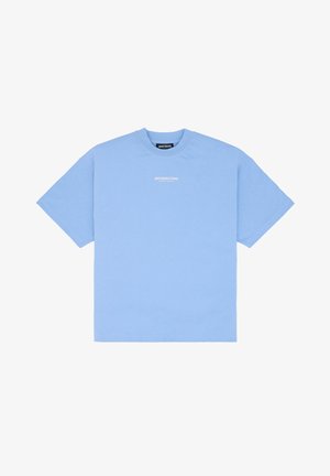 Camiseta de manga corta azul claro hecha de algodón con cuello redondo, con el texto "WASTED" impreso en el pecho en blanco.